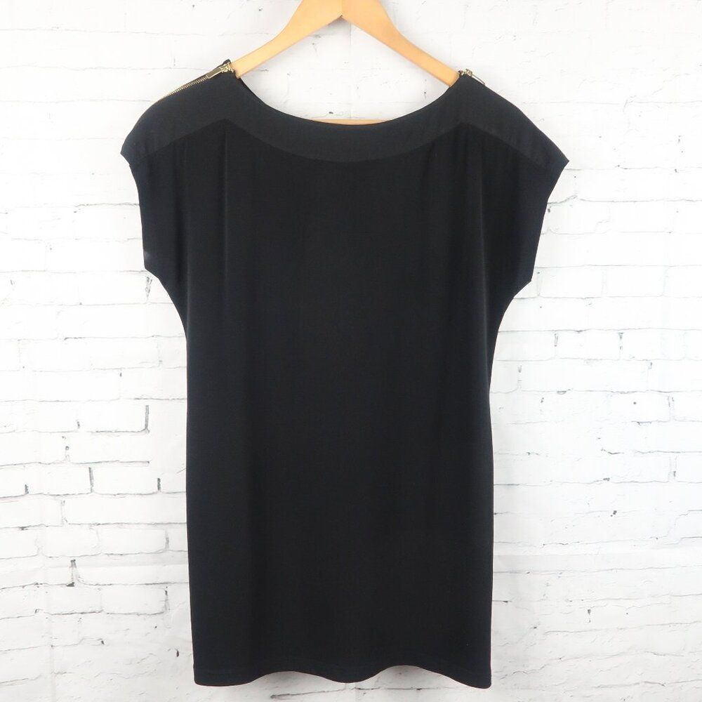 BLACK SHORTâSLEEVE ROUND NECK TOP WITH FUNCTIONAL ZIPPER DETAIL ON SHOULDERS